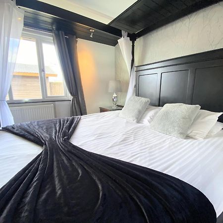 Villa Ochil 9 With Private Hot Tub - Fife - Loch Leven - Lomond Hills - Pet Friendly Kelty Exterior foto